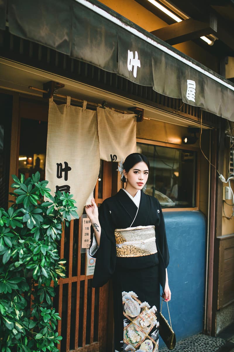 振袖姿で浅草寺の境内を歩くお客様